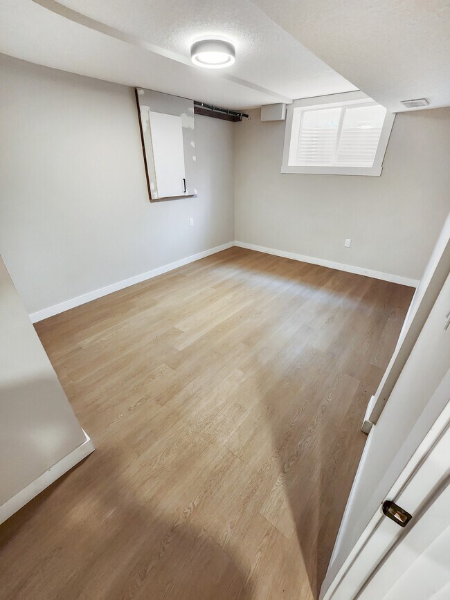 Photo - 6335-6334 4 St NW