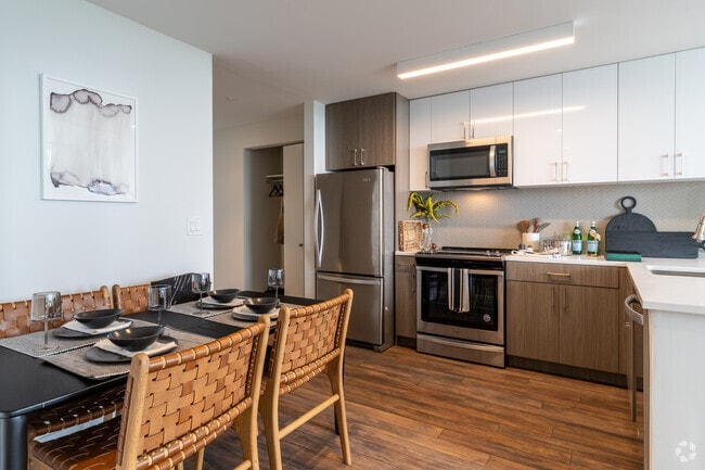 1BR, 1BA - 650SF - 235 Grand