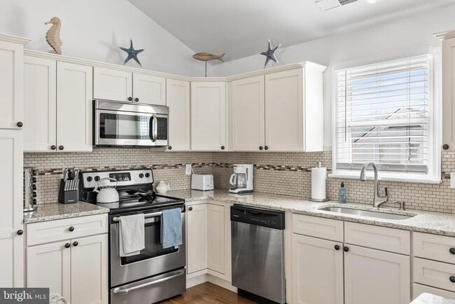 Photo - 1527 Bay Ave
