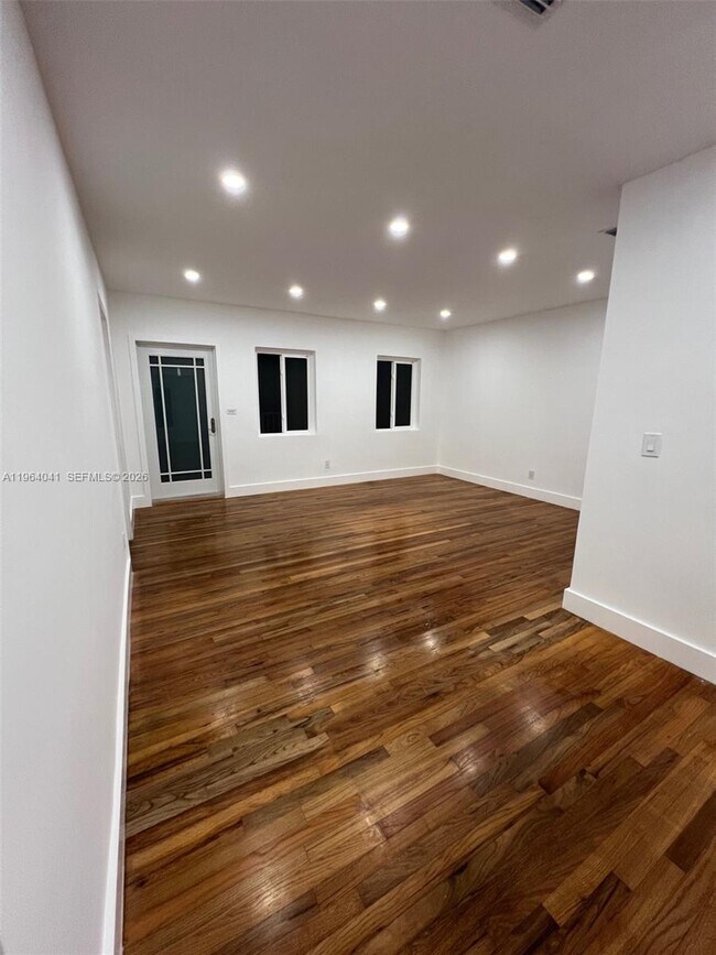 Photo - 424 Lavilla Dr