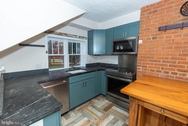 Photo - 562 Smithfield Ln