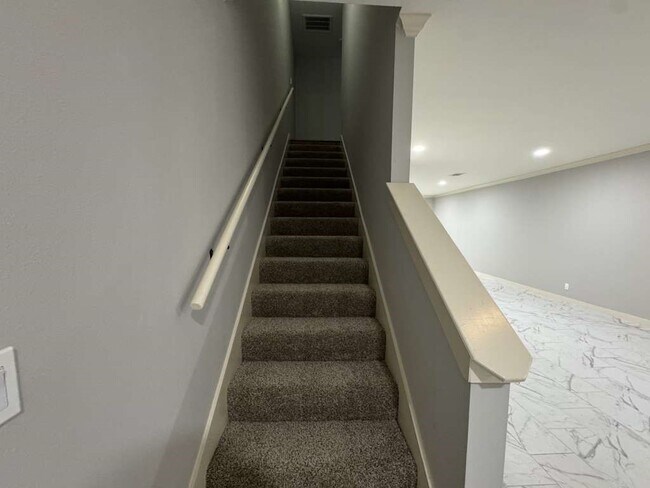 Building Photo - 5802 Twisted Pine Ct Unit D