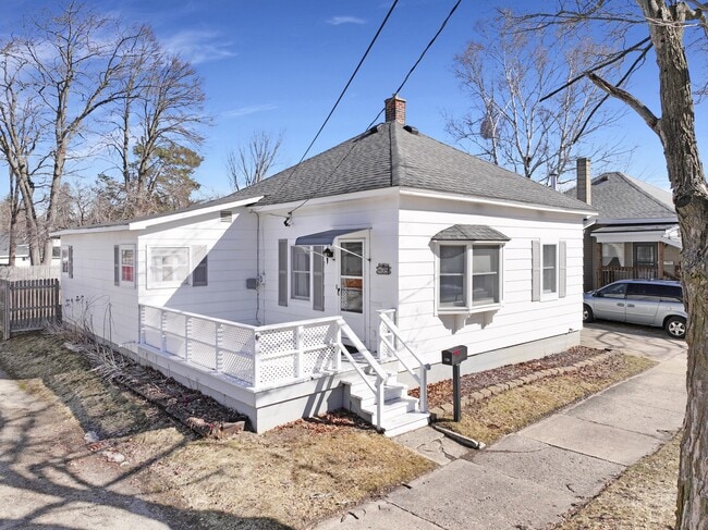 Building Photo - 139 Mosser St