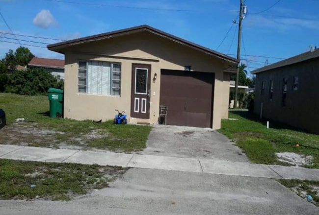 Building Photo - 2521 NW 15th Ct
