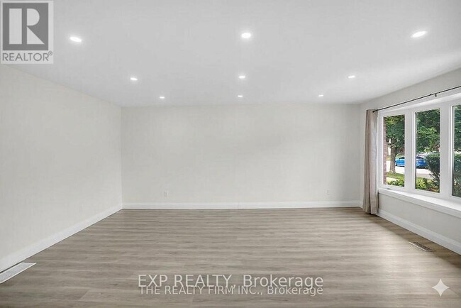 Photo - 270 Highview Crescent