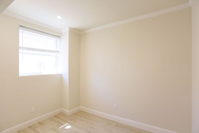 Photo - 1918 Lakeshore Ave Unidad #25