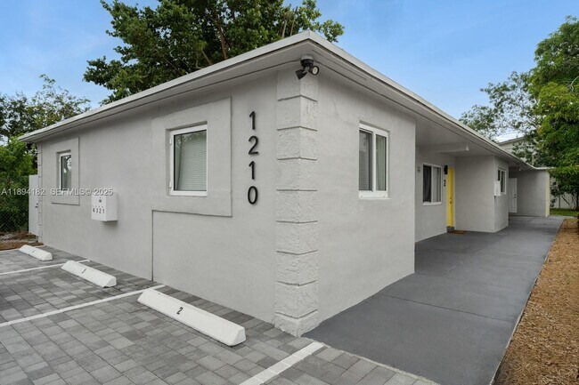 Building Photo - 1210 NW 2nd St Unit 4