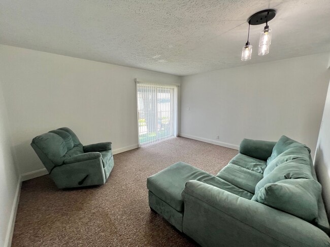 Sala de estar - 212 Riverside Dr