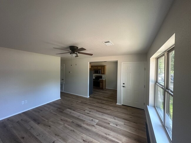 Photo - 909 N El Paso Ave Unidad 909 N El Paso #2