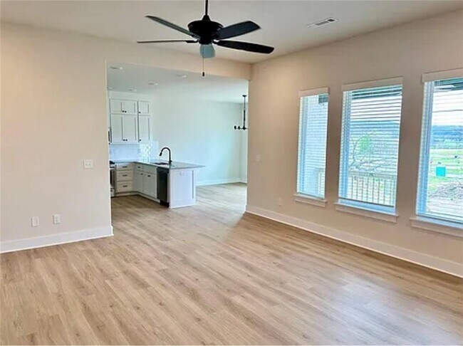 Photo - 941 Round Top St