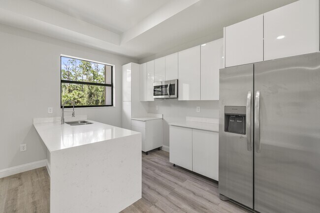 Photo - 934 Binkley St E