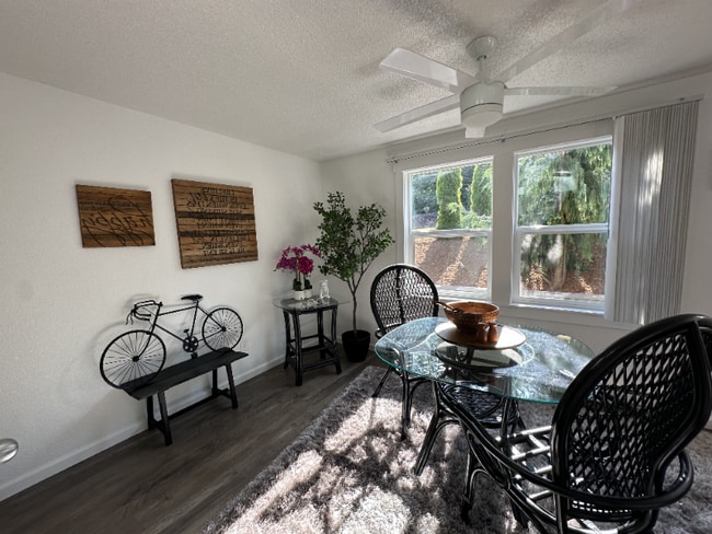 Photo - 844 Phoenix St NE