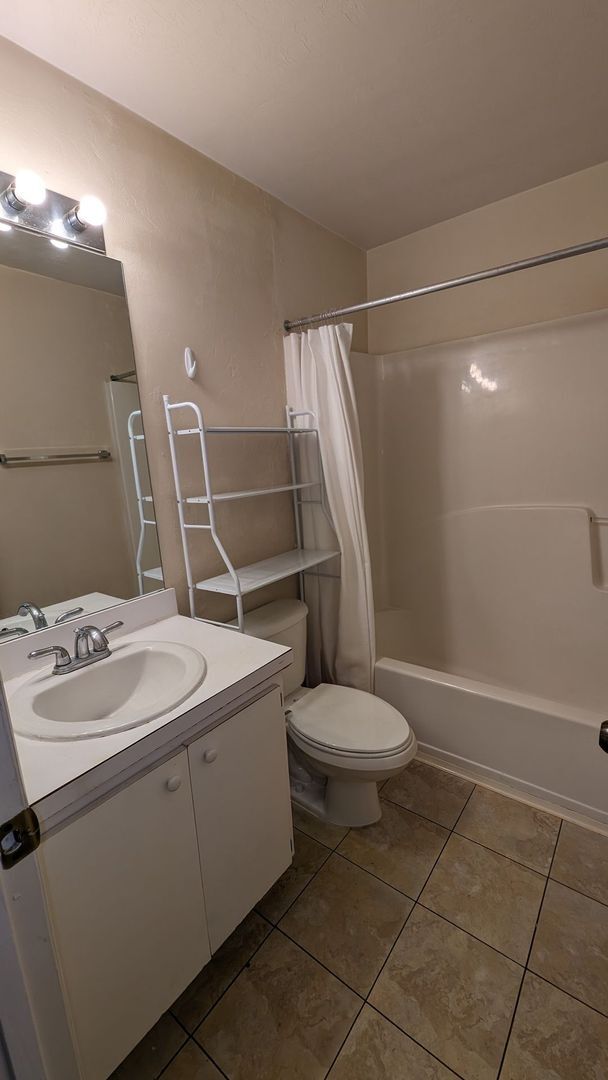 Photo - 4000 SW 23rd St Unit 4-303 - Bedroom 2