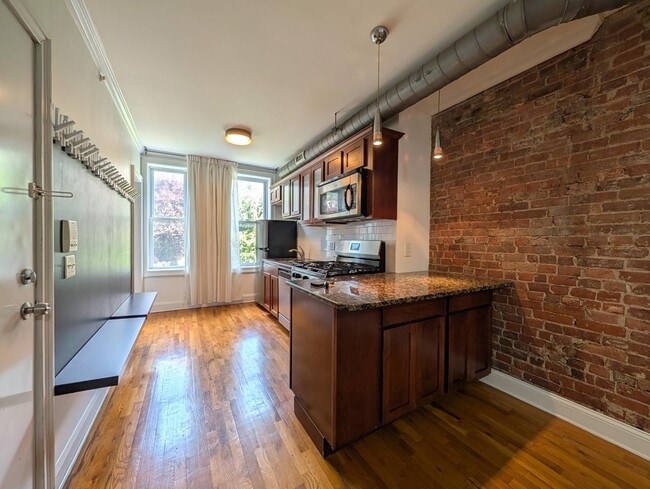 Building Photo - 208 6th St Unit 2R