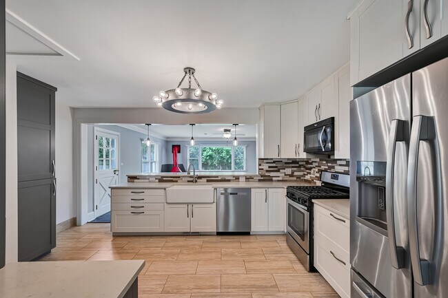 Photo - 5516 S Bruner St