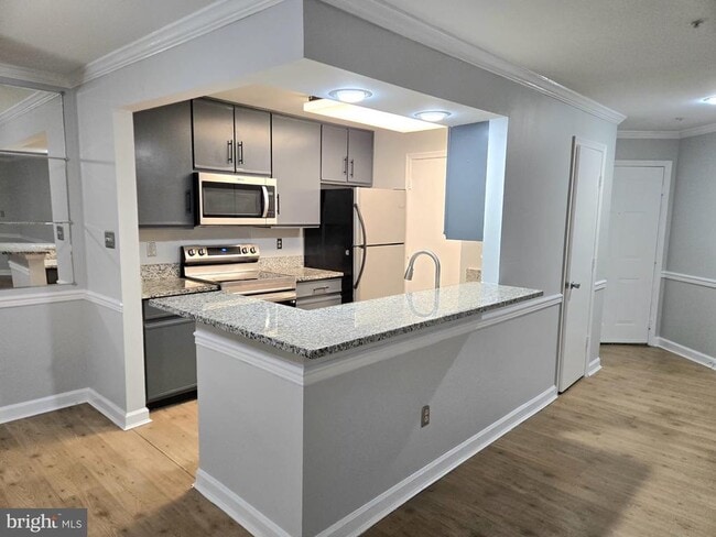 Building Photo - 3315 Sir Thomas Dr Unit 4-B-33