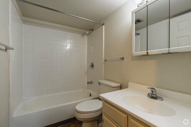2BR, 1BA - 750SF - Bathroom