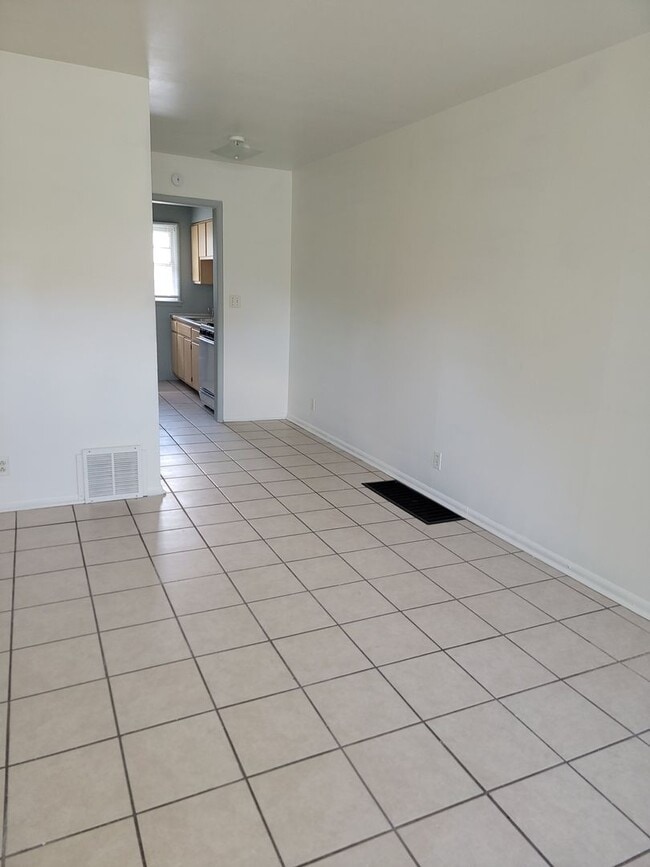 Building Photo - 2BR/1BA Updated Home – Vouchers Welcome!