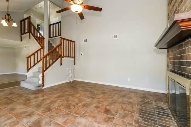 Photo - 2907 Stinwick Ln