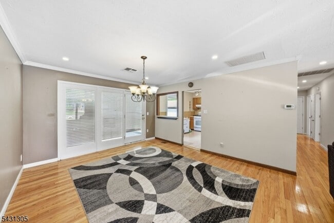 Photo - 587 Marlboro Rd