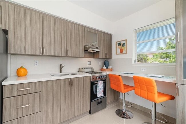 Building Photo - 620 NE 2nd Ct Unit 203