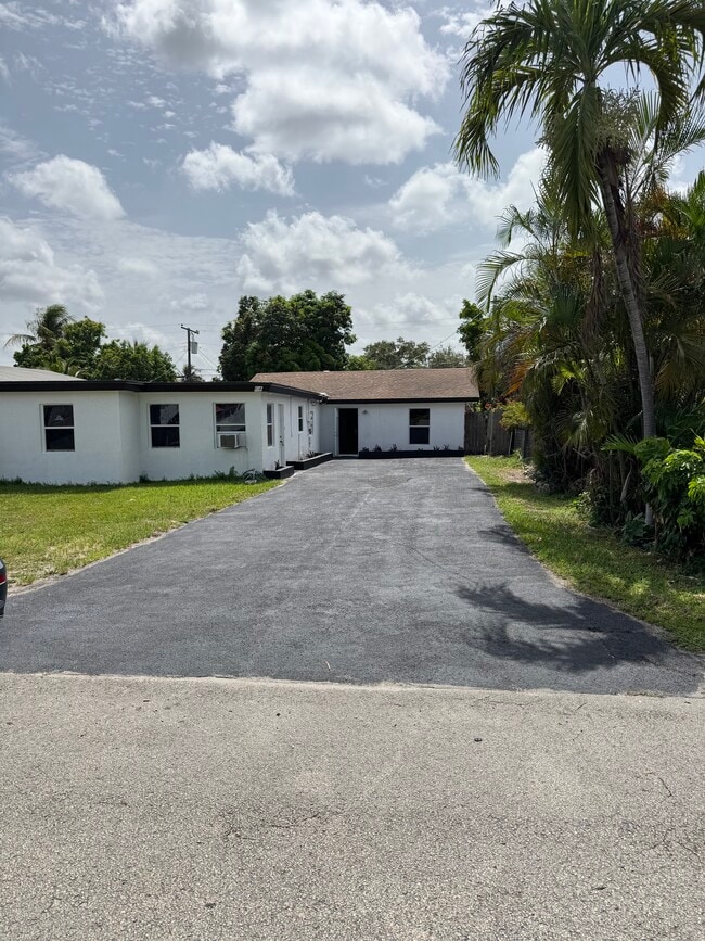 Entrance and parking area - 414 N 60th Way Unit 414 N 60th Way Apt #1