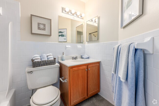 2BR, 1BA - 894SF - Bathroom