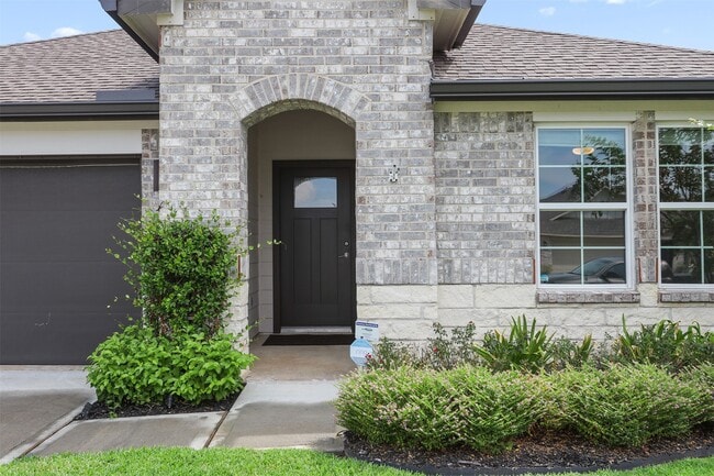 Photo - 2612 Golden Palms Ln