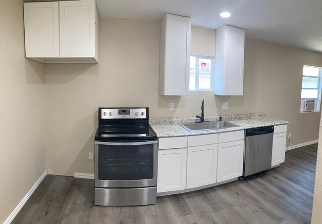 Building Photo - 2520 N Hickory St