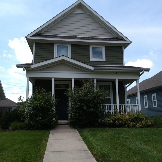 Building Photo - 3 Bd 2.5 Ba