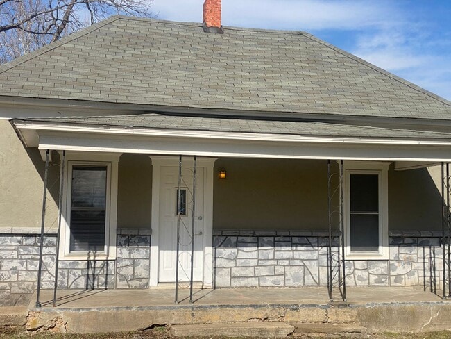 Building Photo - 2 Bedroom home on 5 acres in Strafford, MO