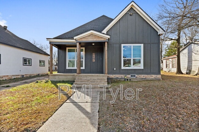 Photo - 1279 Bonham St