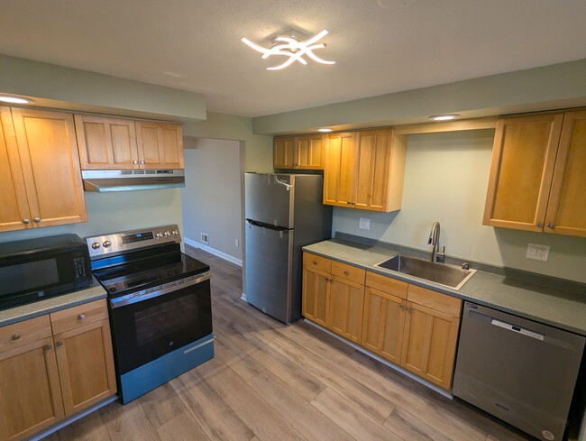 Kitchen with new stainless steel appliances - 9 Willowick Dr Casa Adosada