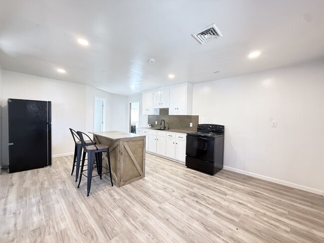 Photo - 272 River Rd