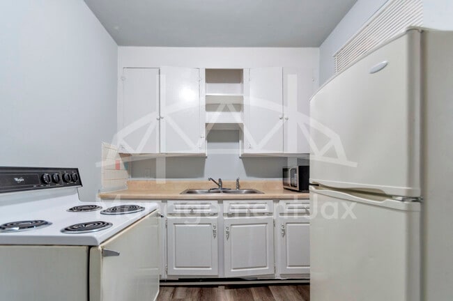 Photo - 1824 W 10th St