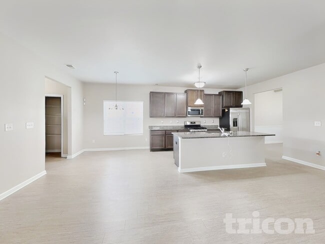 Photo - 656 Armitage Way