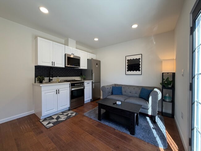 Sala de estar con cocina nueva de acero inoxidable/cuarzo con estufa a gas. - 1518 Warwick Ave