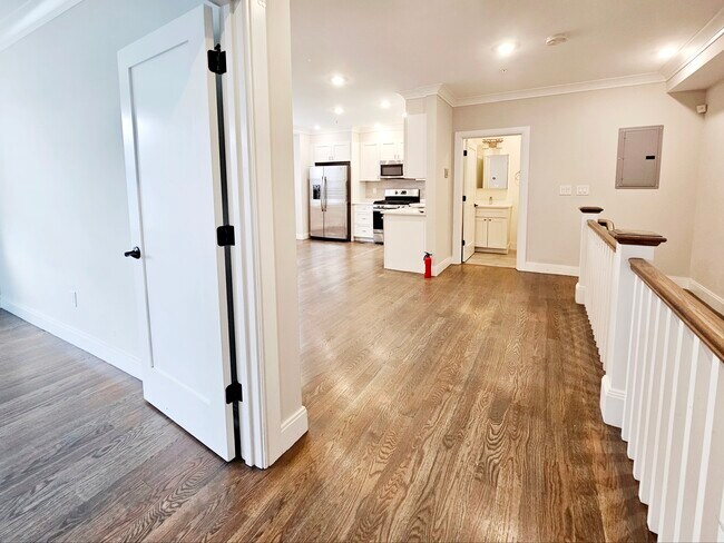 Building Photo - 79 Linden St Unit 1 Rental