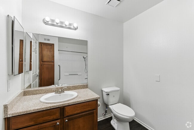 1BR, 1BA - 569SF - Bathroom