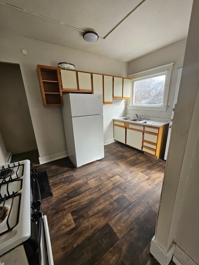 Building Photo - Lower one bedroom unit on east side