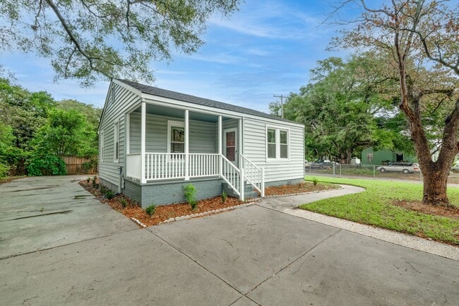 Photo - Stylish Lowcountry Comfort Near the Heart ...