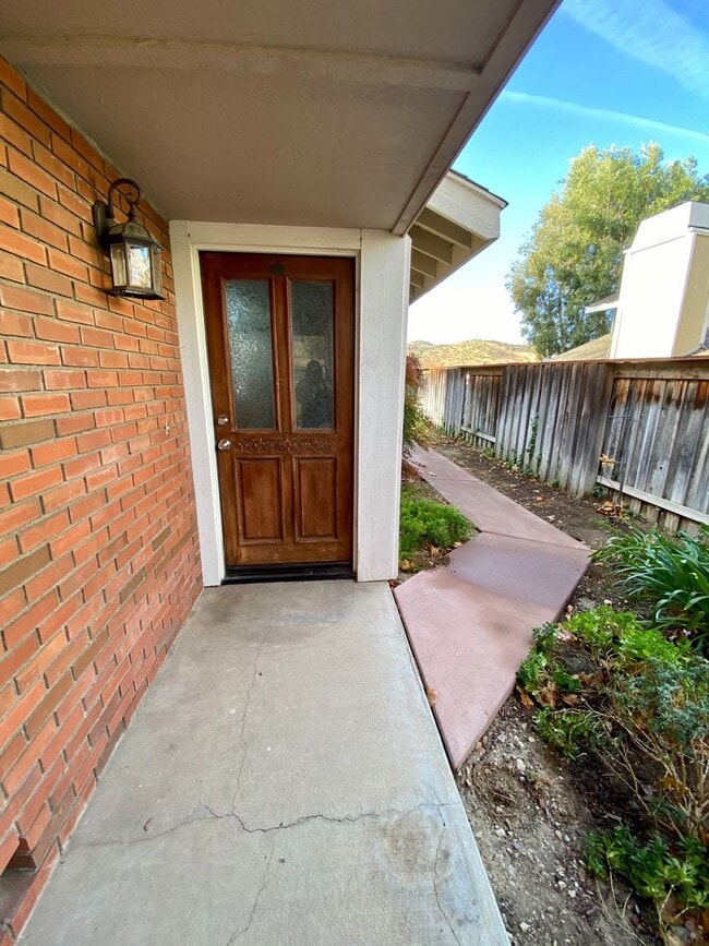Building Photo - Three Bedroom, 2.5 Bath - Thousand Oaks Rental