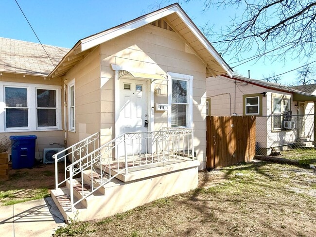 Building Photo - *COMING SOON* Charming 1-Bedroom Duplex With Laminate Flooring Throughout + Fenced Backyard