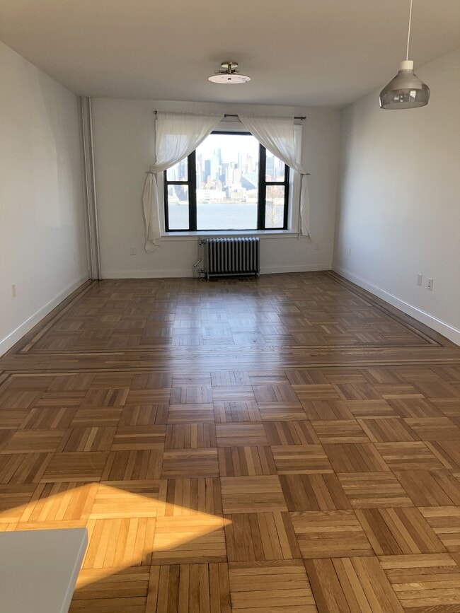 Large open LR / DR with VIEW - 1055 Boulevard E Unit A7