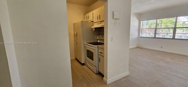 Photo - 230 SW 11th Ave Unit 14