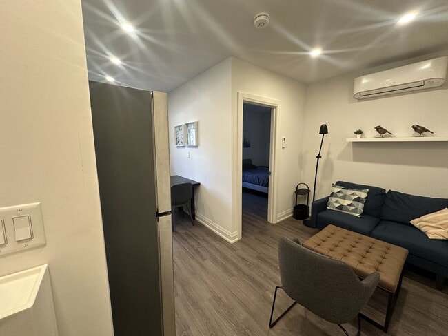 Building Photo - 595 St Clair Ave W Unit 4
