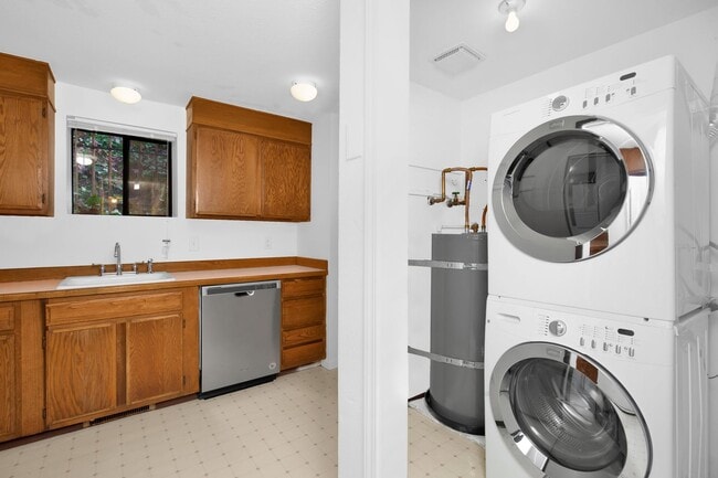 Photo - Privacy without the yard work - 3 Bedroom South Seattle Townhouse