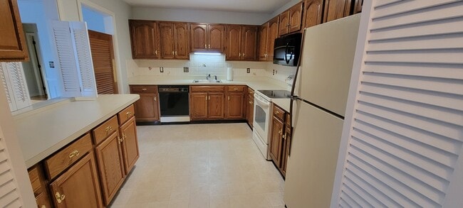 kitchen - 40 Greenleaf St Unit 701