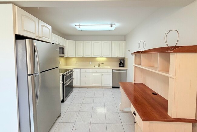 Building Photo - 1004 Newcastle A