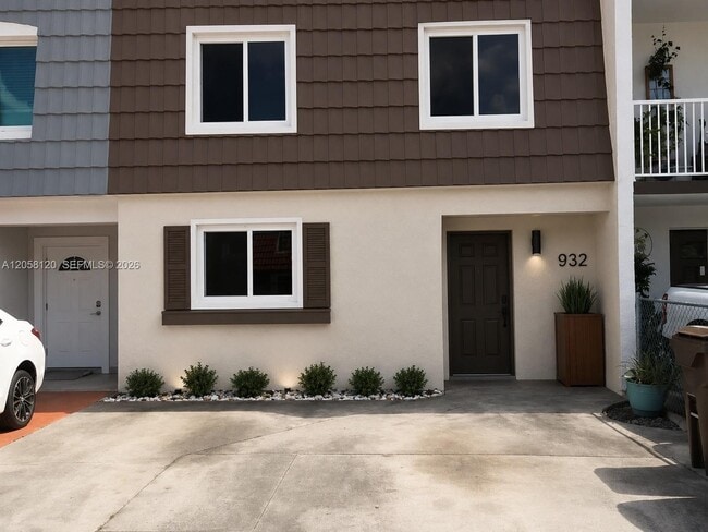 Building Photo - 932 W 80th Pl